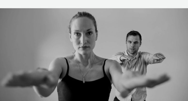 Richtig: Schwarzweißfoto aus einem Coaching; zwei Menschen in einer Übung, Gesichter und Bewegung vollständig im Ausschnitt.