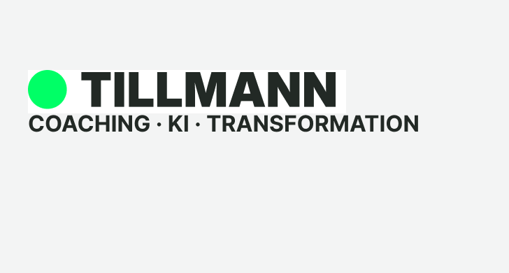 Falsch: Marke auf weißem Kasten, direkt darunter die angesetzte Unterzeile „Coaching · KI · Transformation“.
